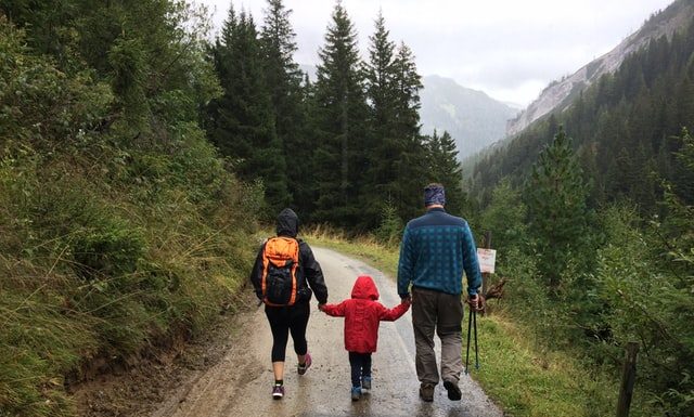 Hiking mindful activity for families